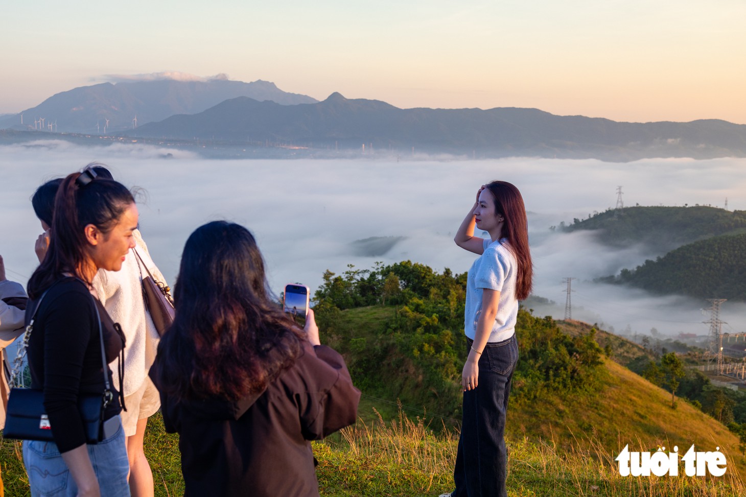 Biển mây giữa cánh đồng điện gió hút giới trẻ săn ảnh - Ảnh 4.
