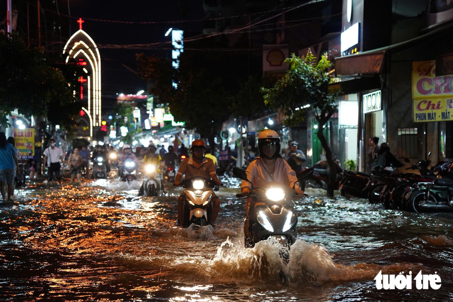 Triều cường ngập sâu, trường học giăng dây cảnh báo, - Ảnh 1.