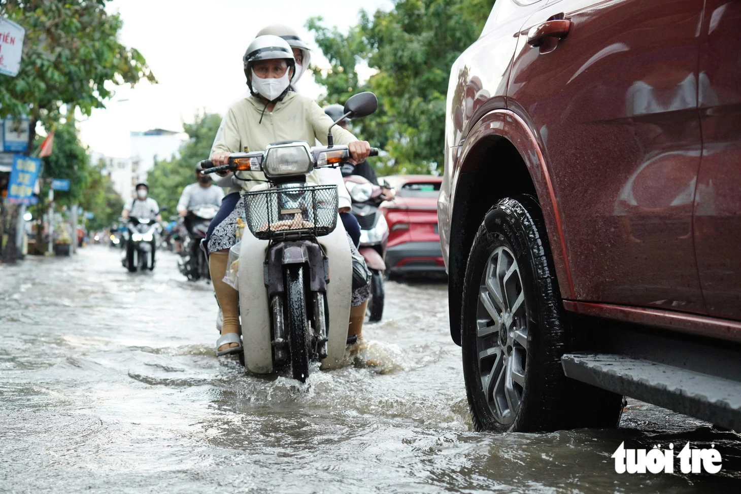 Triều cường ngập sâu, trường học giăng dây cảnh báo, - Ảnh 2.