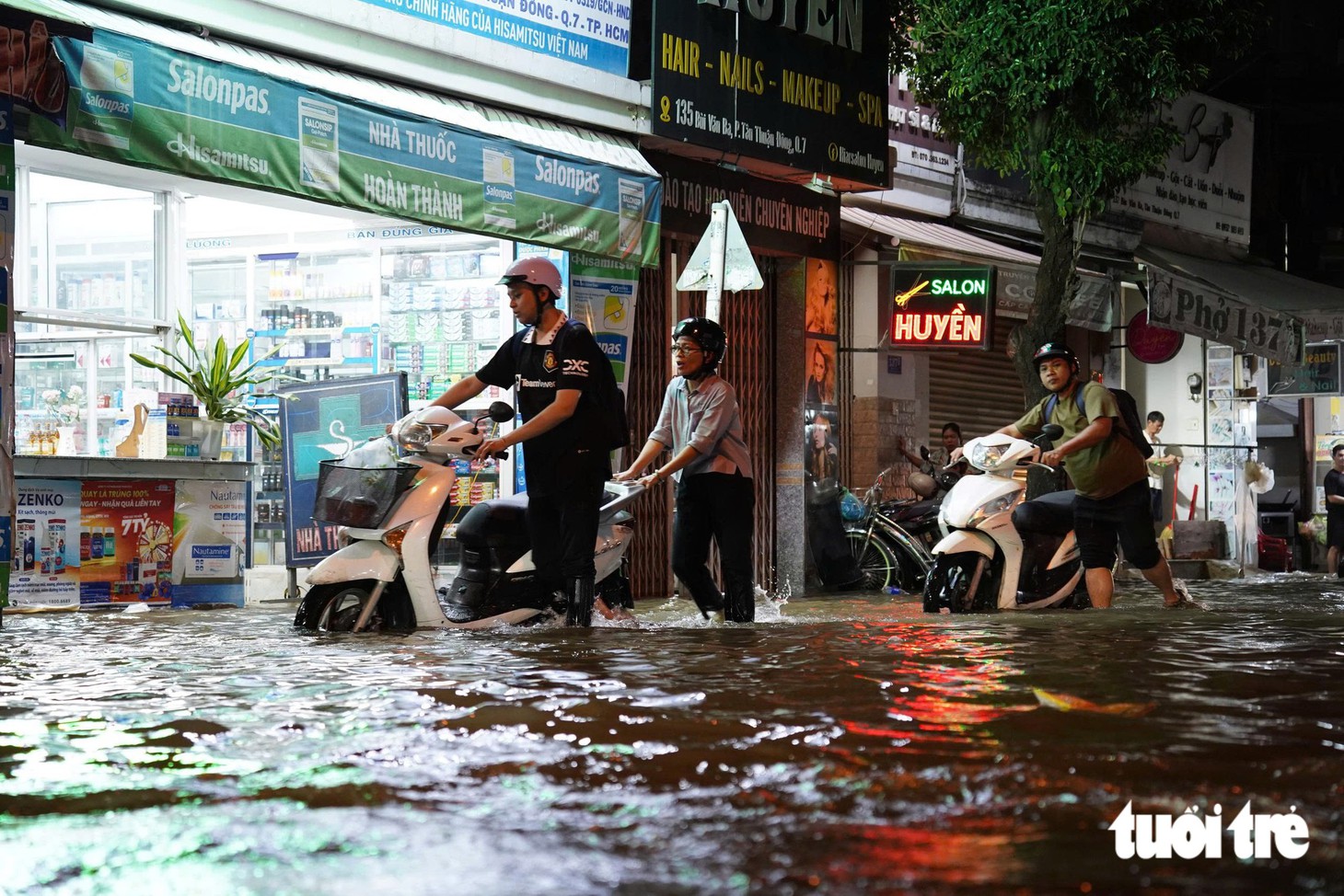 Triều cường ngập sâu, trường học giăng dây cảnh báo, - Ảnh 3.