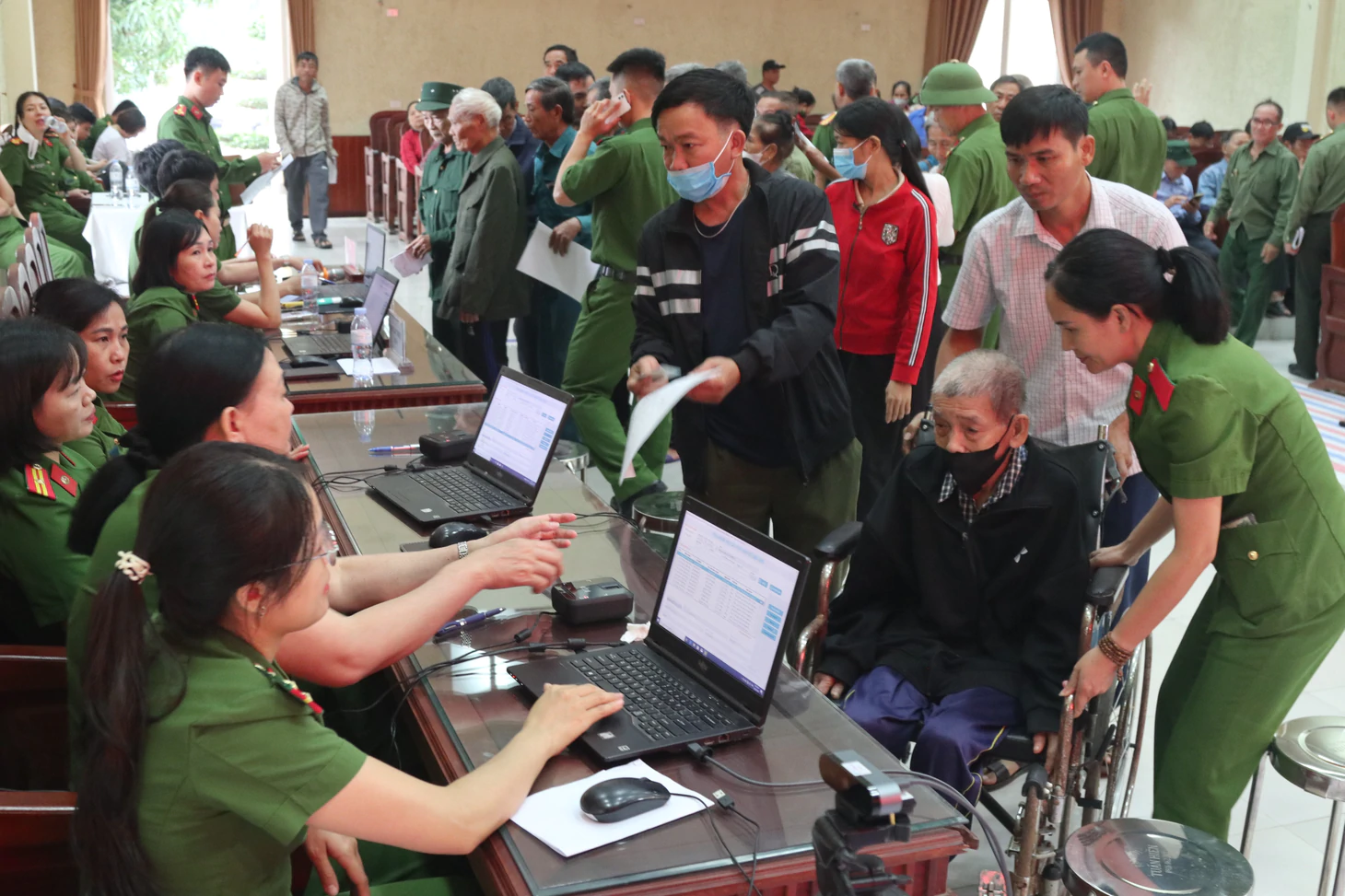 Em trai 85 tuổi mang ảnh anh trai liệt sĩ tới điểm lấy mẫu ADN - Ảnh 1.