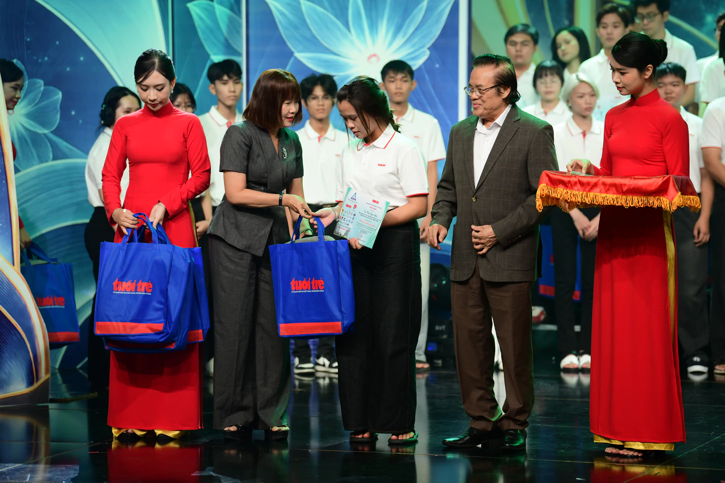 Tặng 50 triệu, miễn học phí 4 năm cho nữ SV làm thêm chăm mẹ: 'Mẹ ung thư nhưng không phải là gánh nặng' - Ảnh 35.