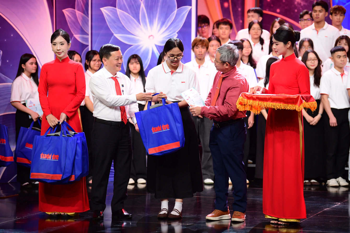 Nữ SV Trường ĐH Công thương TP.HCM khóc nức nở: ‘Mẹ ung thư nhưng không phải là gánh nặng của tôi’ - Ảnh 21.