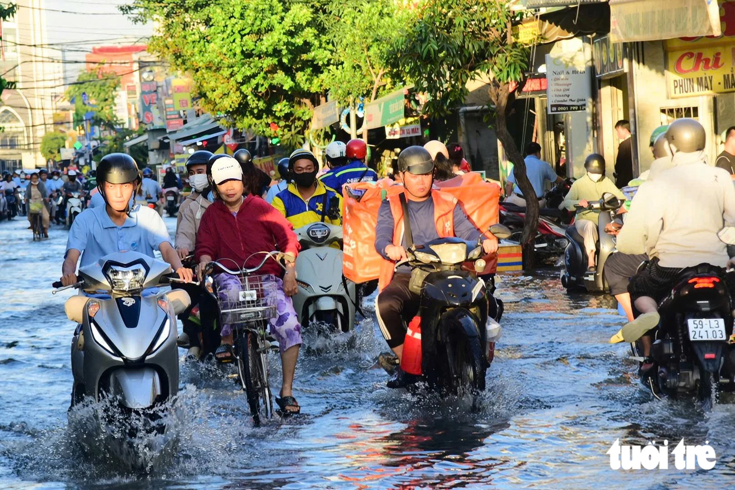 Ngập vì triều cường, người dân ở đường Bùi Văn Ba, TP.HCM cặm cụi dọn nhà từ sáng sớm - Ảnh 1.
