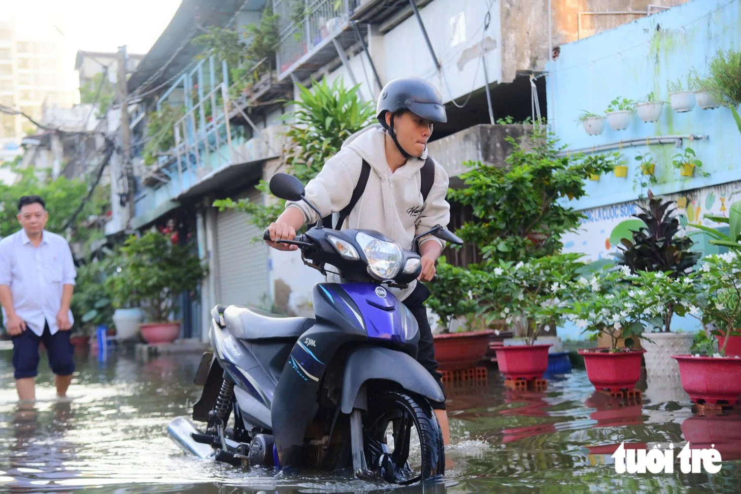 Ngập vì triều cường, người dân ở đường Bùi Văn Ba, TP.HCM cặm cụi dọn nhà từ sáng sớm - Ảnh 2.