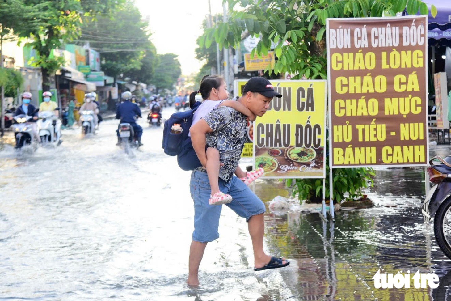 Ngập vì triều cường, người dân ở đường Bùi Văn Ba, TP.HCM cặm cụi dọn nhà từ sáng sớm - Ảnh 5.