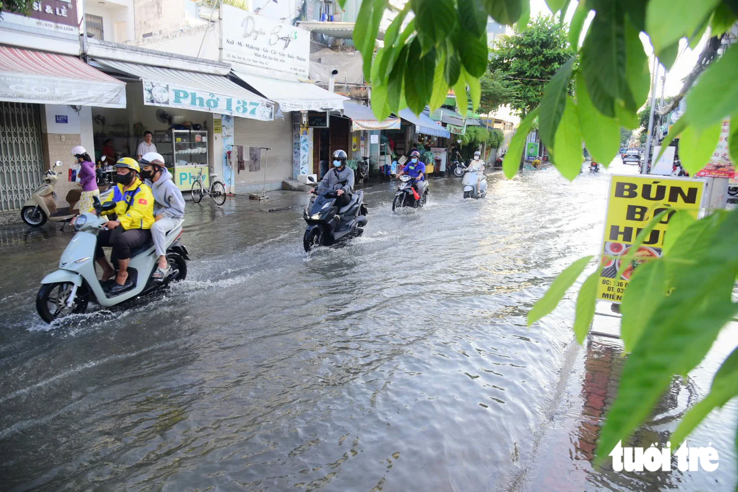 Ngập vì triều cường, người dân ở đường Bùi Văn Ba, TP.HCM cặm cụi dọn nhà từ sáng sớm - Ảnh 6.