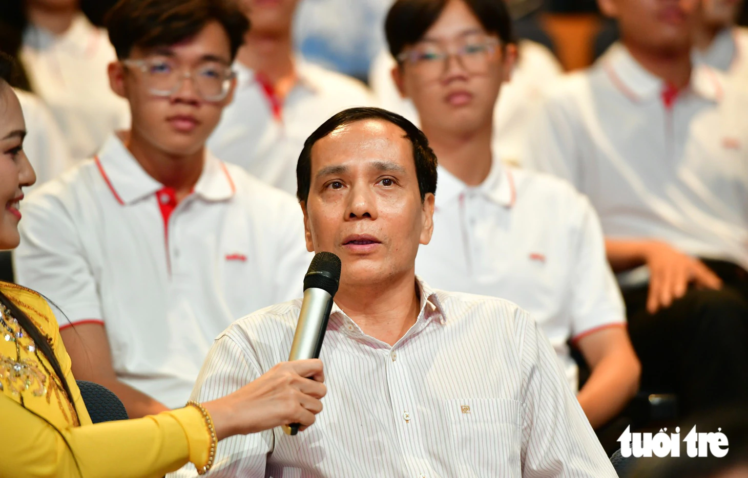 Tặng 50 triệu, miễn học phí 4 năm cho nữ SV làm thêm chăm mẹ: 'Mẹ ung thư nhưng không phải là gánh nặng' - Ảnh 9.
