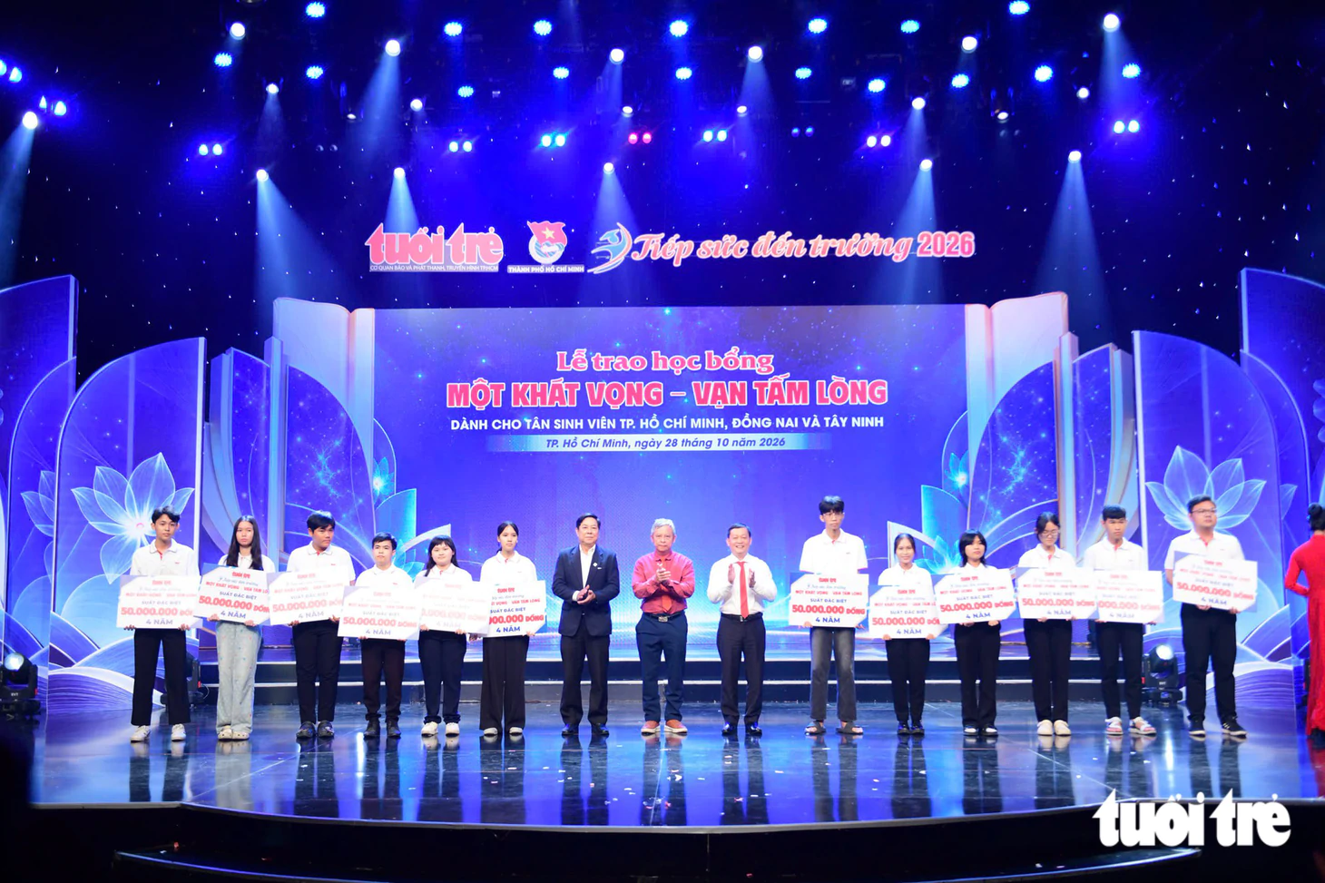 Tặng 50 triệu, miễn học phí 4 năm cho nữ SV làm thêm chăm mẹ: 'Mẹ ung thư nhưng không phải là gánh nặng' - Ảnh 19.