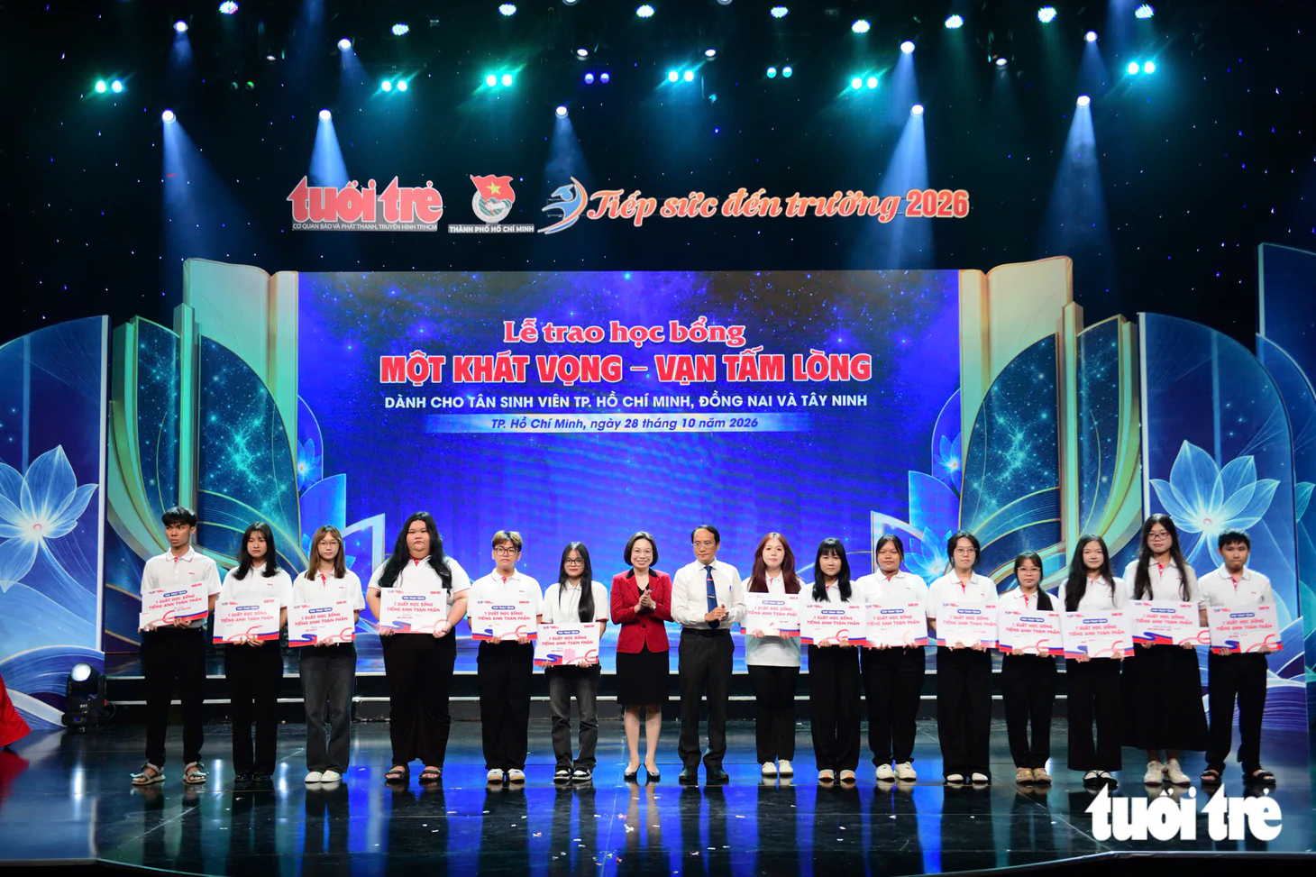 Tặng 50 triệu, miễn học phí 4 năm cho nữ SV làm thêm chăm mẹ: 'Mẹ ung thư nhưng không phải là gánh nặng' - Ảnh 21.
