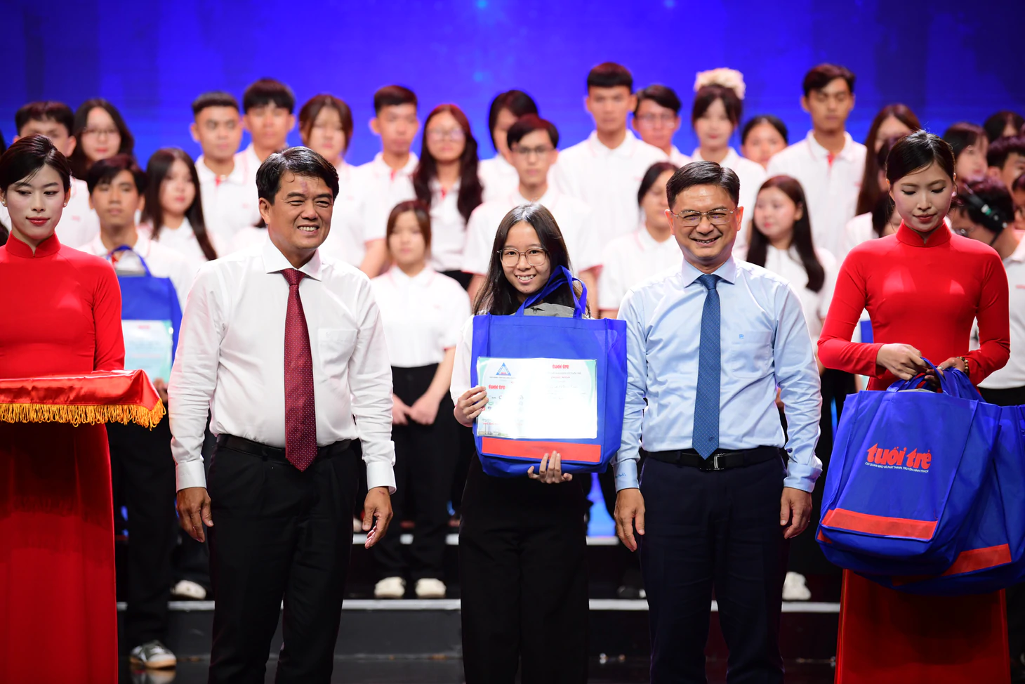 Tặng 50 triệu, miễn học phí 4 năm cho nữ SV làm thêm chăm mẹ: 'Mẹ ung thư nhưng không phải là gánh nặng' - Ảnh 23.