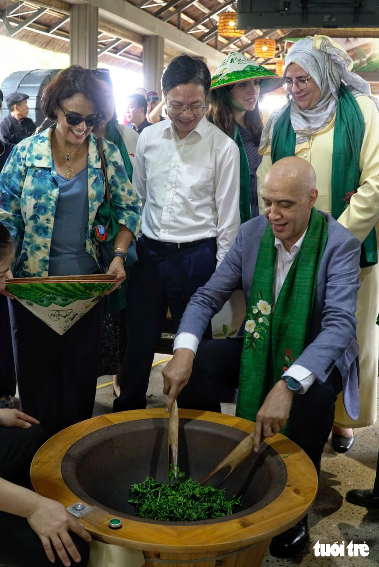 Các đại sứ đi tàu di sản, hái chè Thái Nguyên - Ảnh 3.