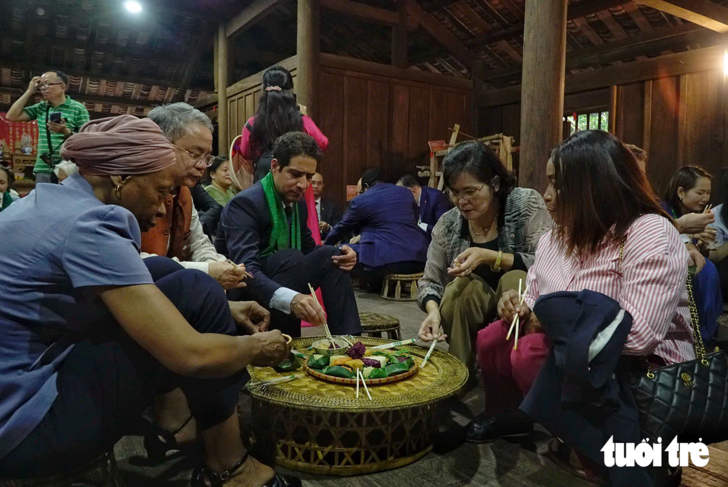 Các đại sứ đi tàu di sản, hái chè Thái Nguyên - Ảnh 12.