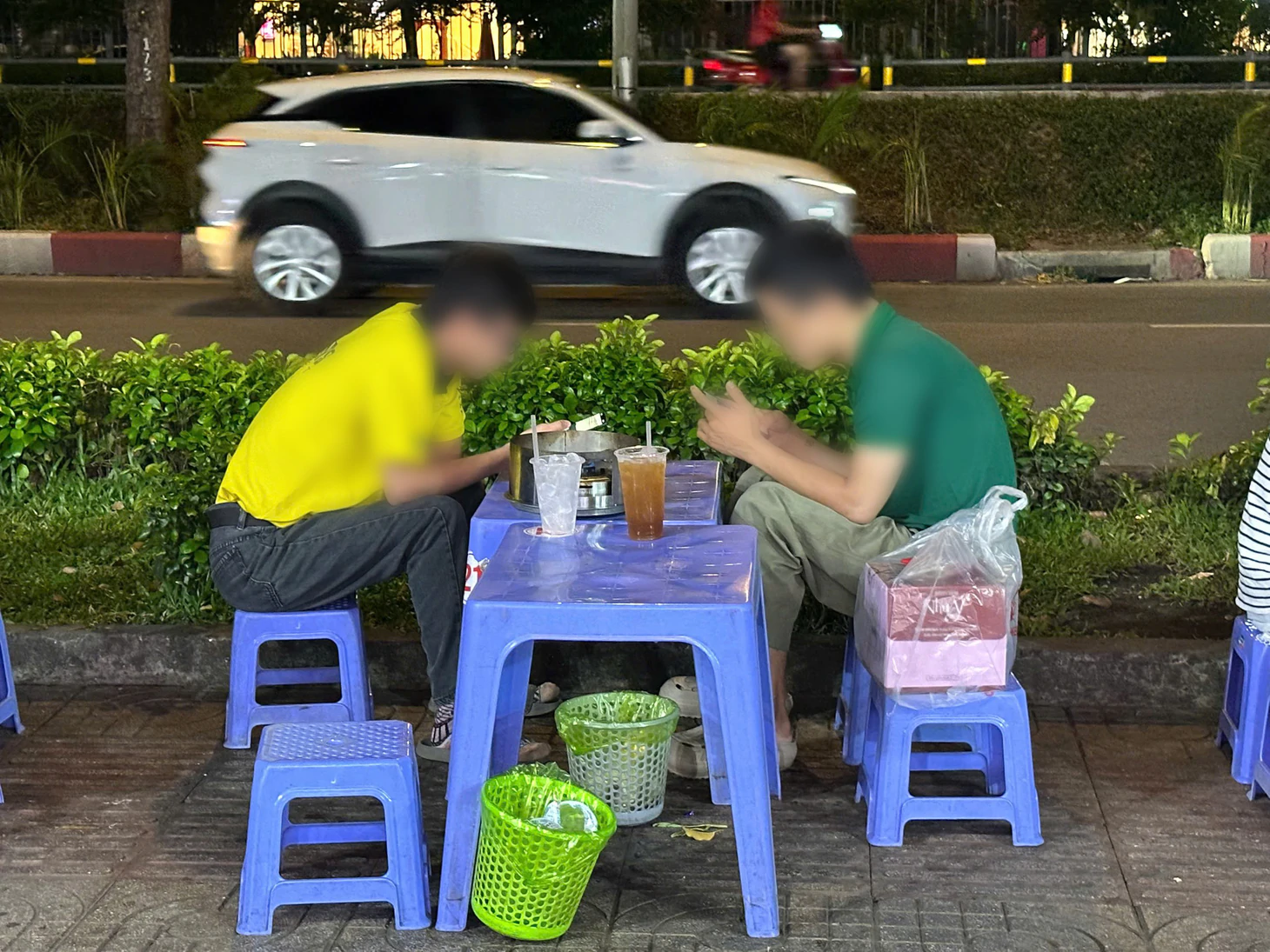 Coi chừng rước họa khi miệng ăn, tay lướt, mắt vẫn dán vào điện thoại - Ảnh 3.