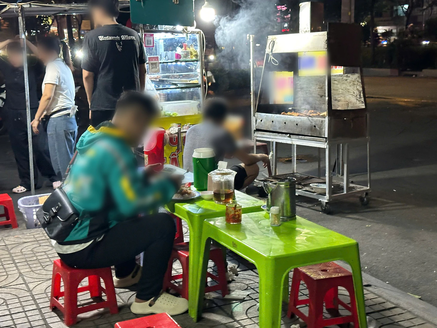 Coi chừng rước họa khi miệng ăn, tay lướt, mắt vẫn dán vào điện thoại - Ảnh 4.