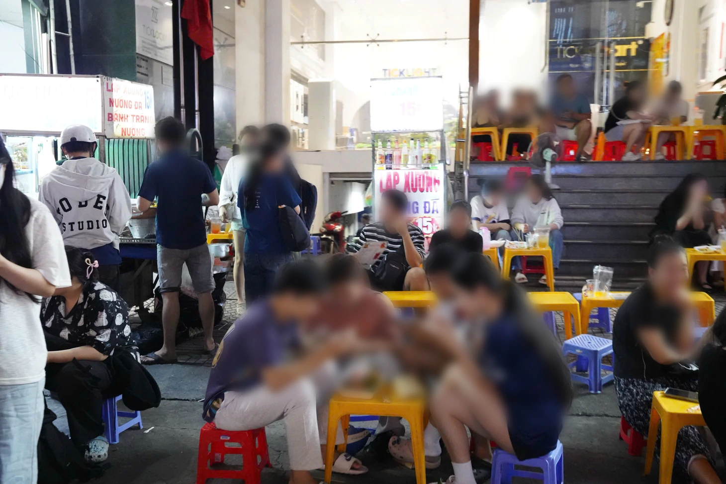 Coi chừng rước họa khi miệng ăn, tay lướt, mắt vẫn dán vào điện thoại - Ảnh 1.