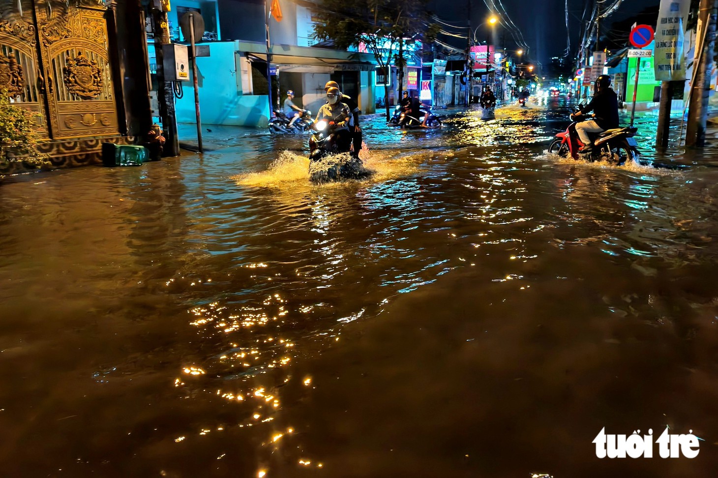 Đường Mã Lò ở TP.HCM ngập sau cơn mưa 30 phút, người dân bì bõm về nhà trong đêm - Ảnh 2.