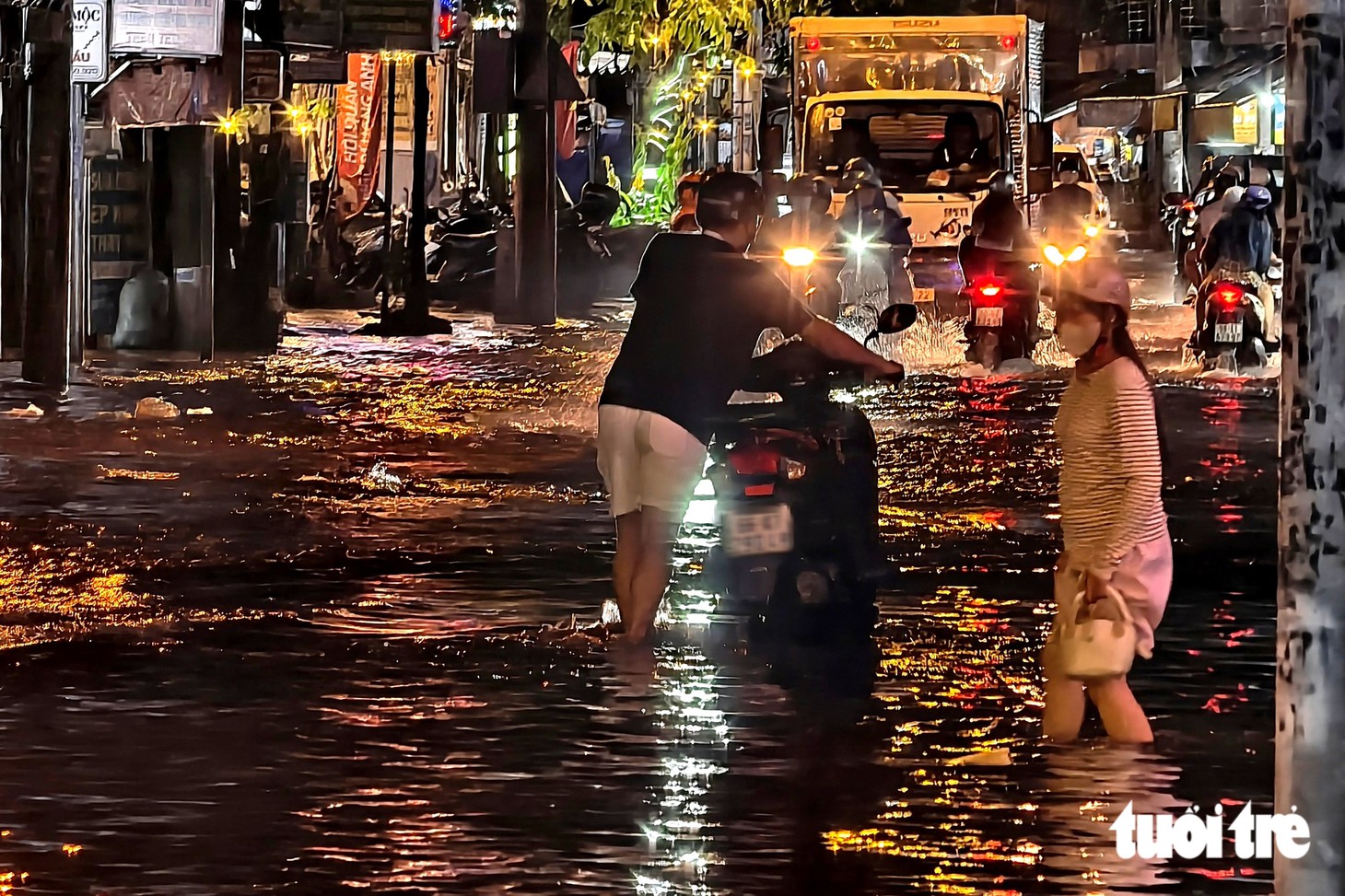 Đường Mã Lò ở TP.HCM ngập sau cơn mưa 30 phút, người dân bì bõm về nhà trong đêm - Ảnh 3.