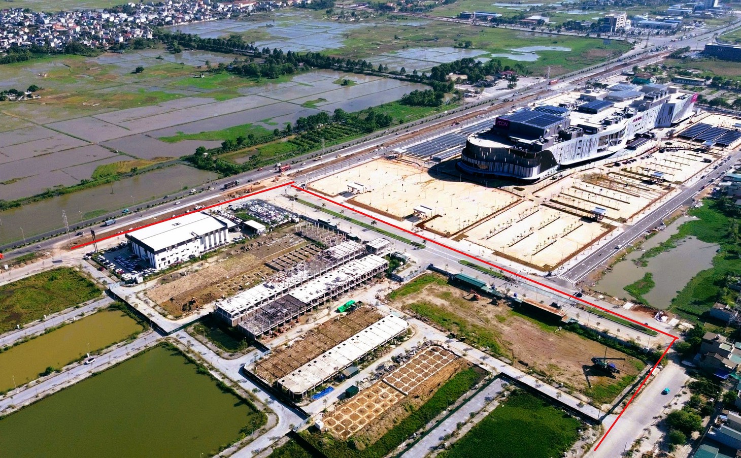 Cận cảnh khu đất bầu Đoan trúng đấu giá 255 tỉ đồng: Cạnh quốc lộ 1, xây dựng dang dở - Ảnh 2.