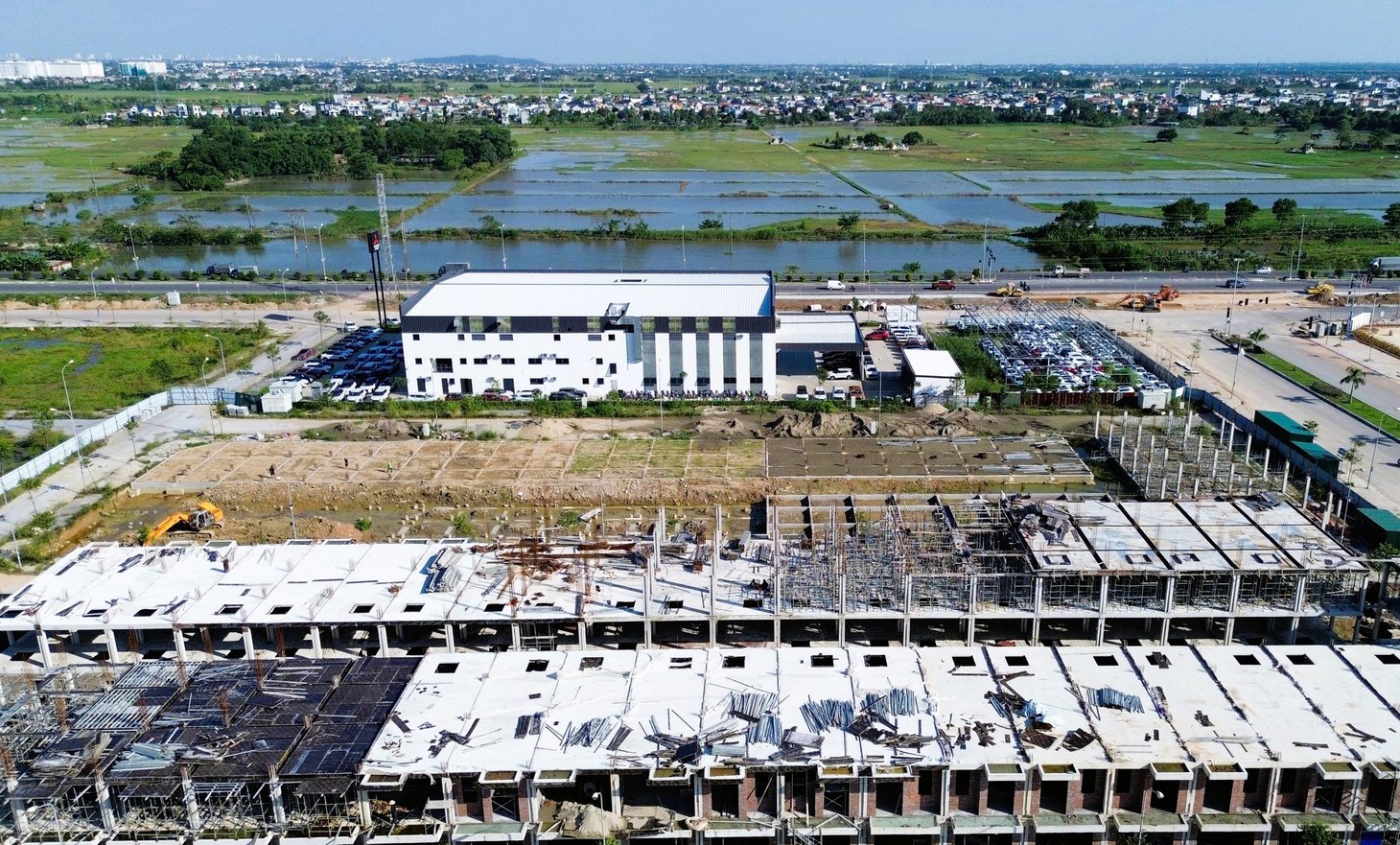 Cận cảnh khu đất bầu Đoan trúng đấu giá 255 tỉ đồng: Cạnh quốc lộ 1, xây dựng dang dở - Ảnh 4.