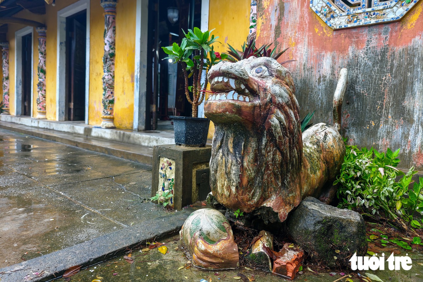 Phủ thờ Ông hoàng thi ca triều Nguyễn xuống cấp, phải dùng xích sắt giữ khung gỗ - Ảnh 9.