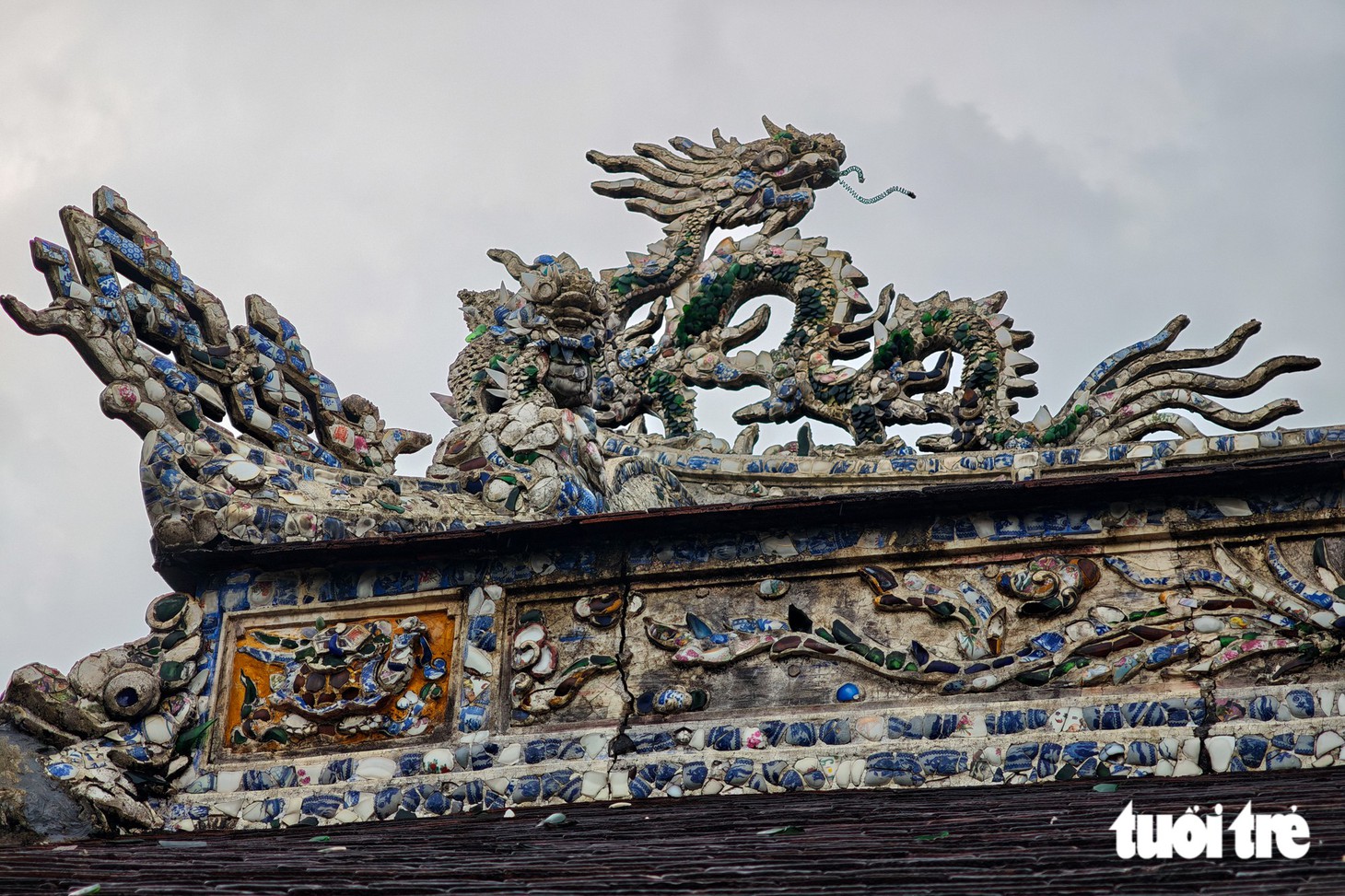 Phủ thờ Ông hoàng thi ca triều Nguyễn xuống cấp, phải dùng xích sắt giữ khung gỗ - Ảnh 10.