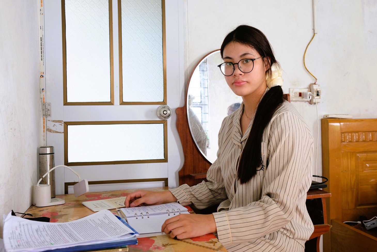 Người thân yêu cứ lần lượt ra đi, nữ sinh mồ côi làm công nhân đến tận ngày vô đại học - Ảnh 5.
