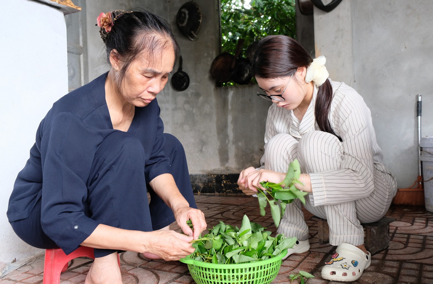 Người thân yêu cứ lần lượt ra đi, nữ sinh mồ côi làm công nhân đến tận ngày vô đại học - Ảnh 4.