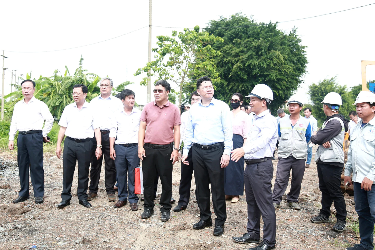 Cao tốc TP.HCM - Mộc Bài bàn giao gần 99% mặt bằng, Phó chủ tịch Hoàng Nguyên Dinh yêu cầu dứt điểm trong tháng 10 - Ảnh 2.