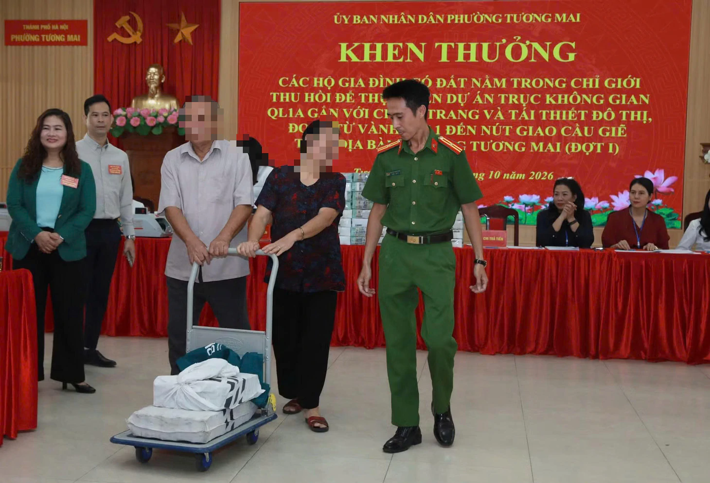 Nhận bao tải tiền đền bù, người Hà Nội tất bật dọn nhà, giao mặt bằng mở rộng quốc lộ 1 - Ảnh 14.