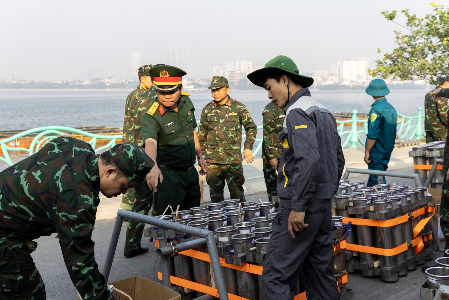 Cận cảnh dàn pháo hoa nước lần đầu lắp giữa lòng hồ Tây, chờ khai hỏa dịp 10-10 - Ảnh 2.