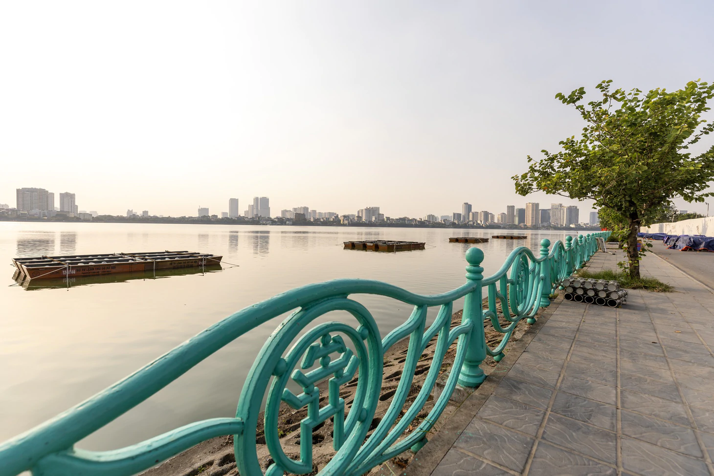 Cận cảnh dàn pháo hoa nước lần đầu lắp giữa lòng hồ Tây, chờ khai hỏa dịp 10-10 - Ảnh 1.