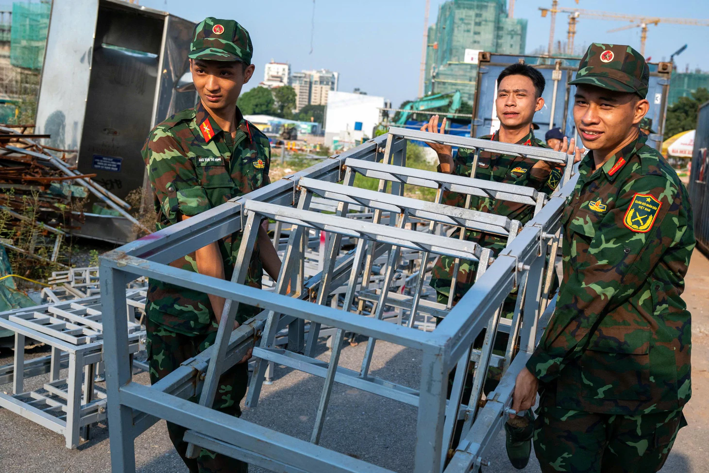 Cận cảnh dàn pháo hoa nước lần đầu lắp giữa lòng hồ Tây, chờ khai hỏa dịp 10-10 - Ảnh 12.