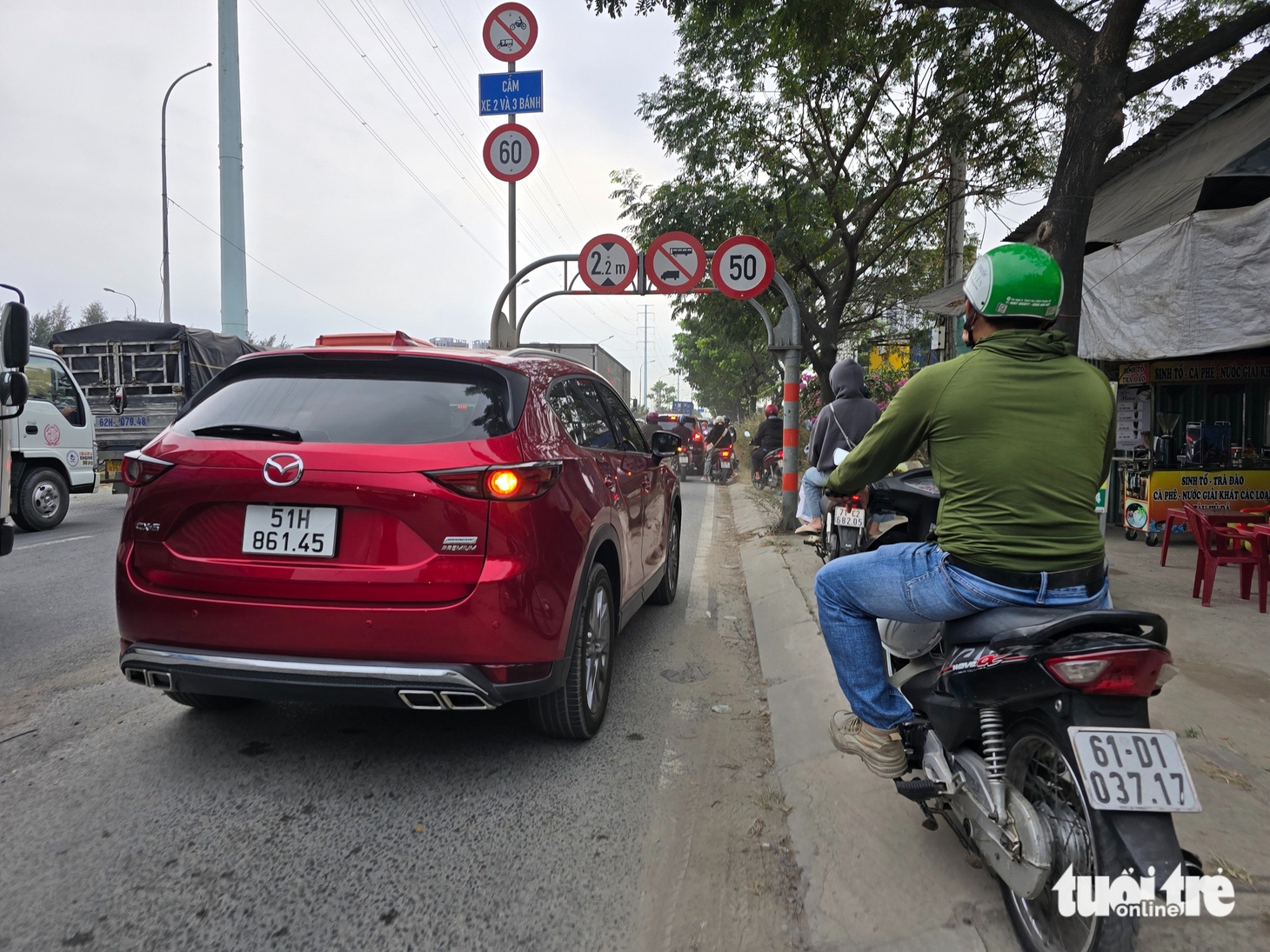 kẹt xe - Ảnh 3.