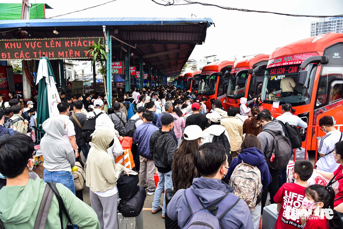 Bến xe Miền Tây đông nghịt người chiều 25 Tết, ai cũng ngóng trông được về nhà - Ảnh 1.