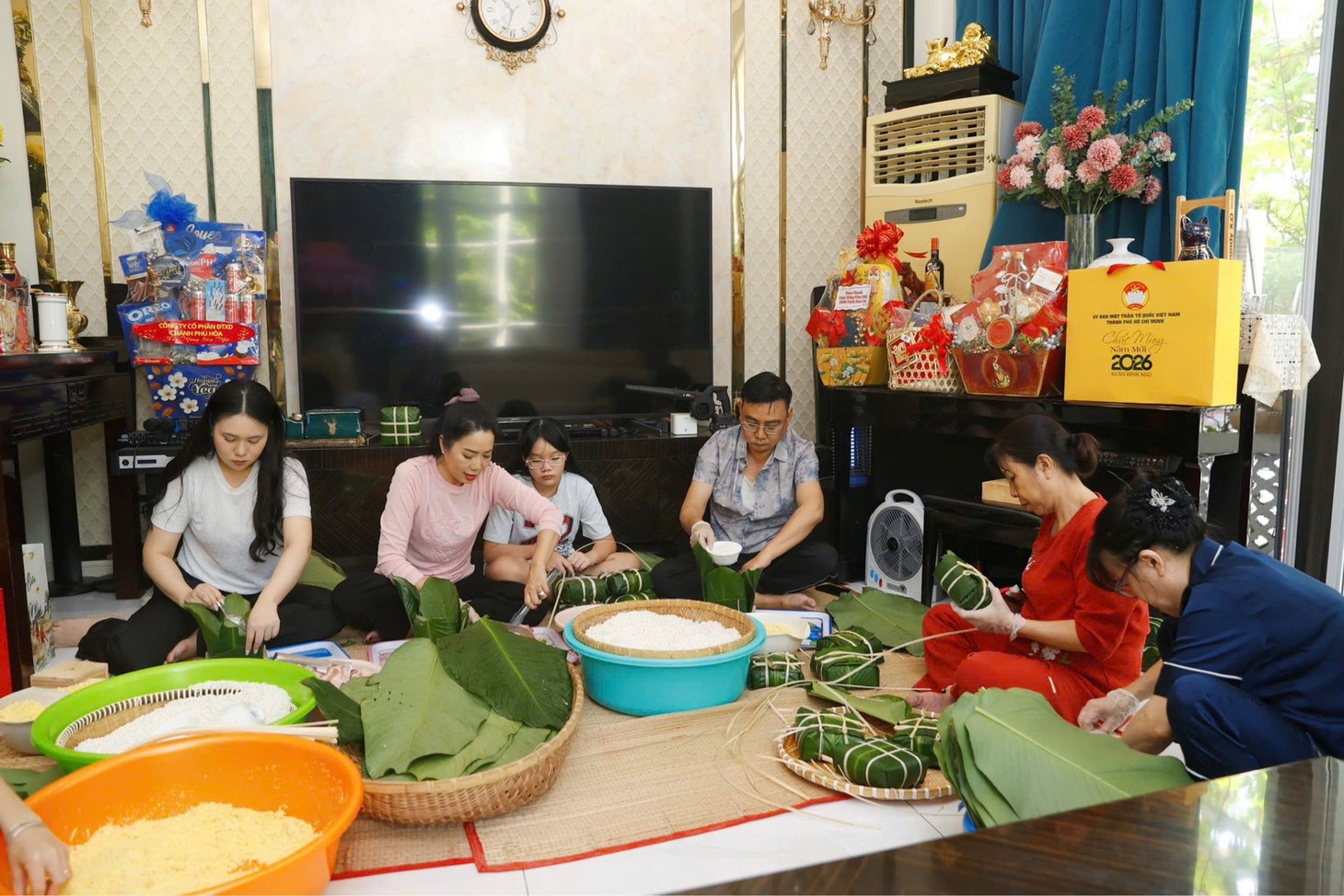 Mỹ Tâm, Thanh Thủy cùng nhiều người nổi tiếng gói bánh, làm từ thiện dịp Tết - Ảnh 7.