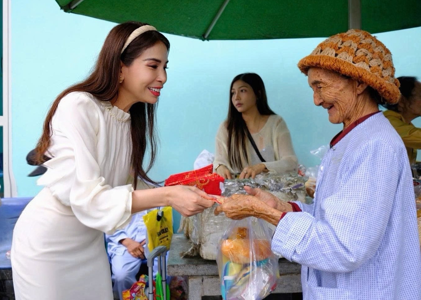 Mỹ Tâm, Thanh Thủy cùng nhiều người nổi tiếng gói bánh, làm từ thiện dịp Tết - Ảnh 15.