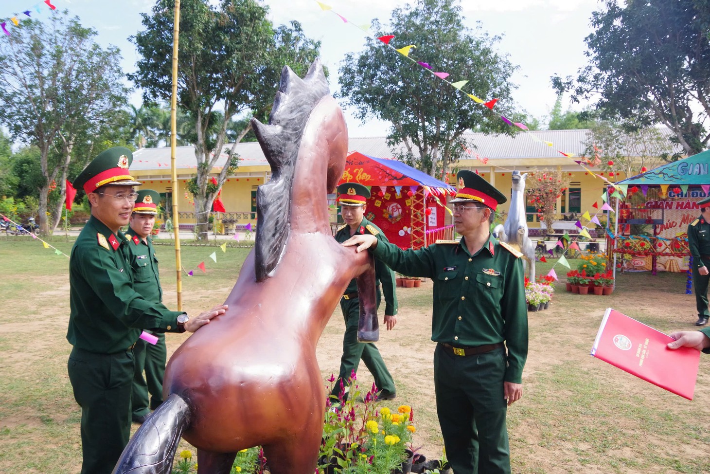 Độc lạ bếp nấu bánh chưng hình tên lửa đạn đạo, tàu ngầm, xe tăng... - Ảnh 9.