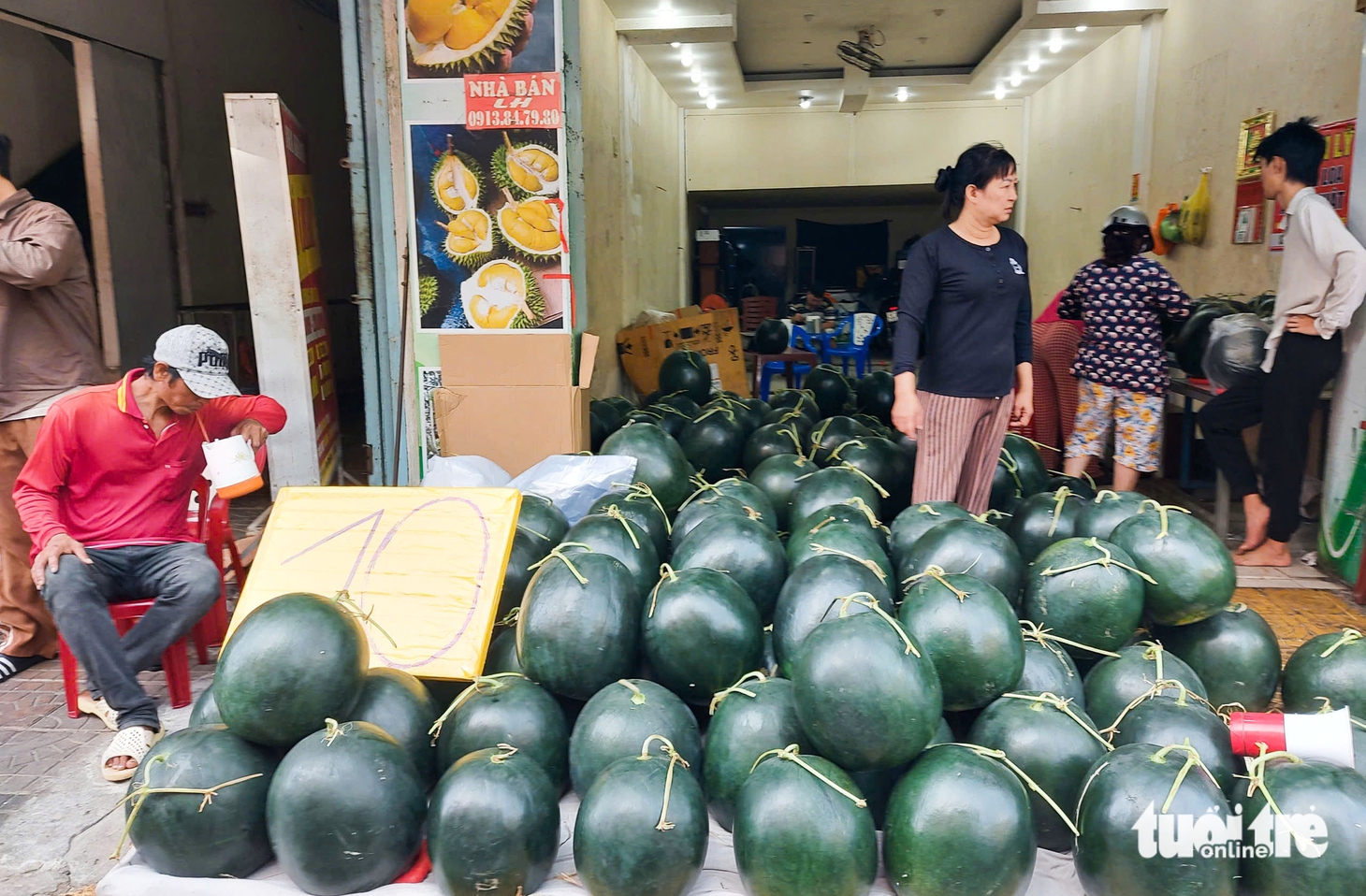 Hoa mai vàng, hoa giấy, quất và dưa hấu trưng Tết ở An Giang giảm giá sốc 50% - Ảnh 4.