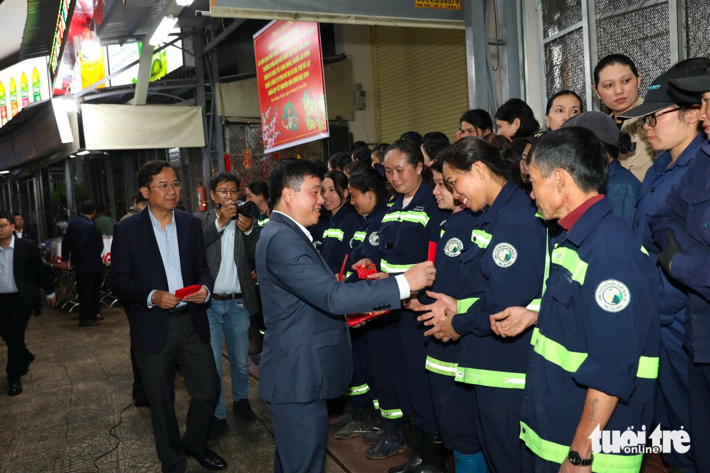 Pháo hoa rực sáng bầu trời các tỉnh thành thời khắc giao thừa - Ảnh 13.
