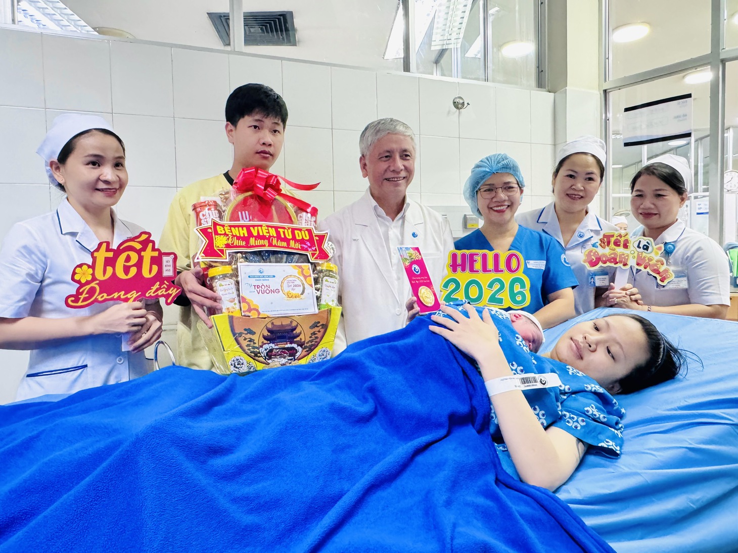 Những em bé chào đời vào thời khắc năm 2026 tại Bệnh viện Từ Dũ được tặng vàng may mắn - Ảnh 2.