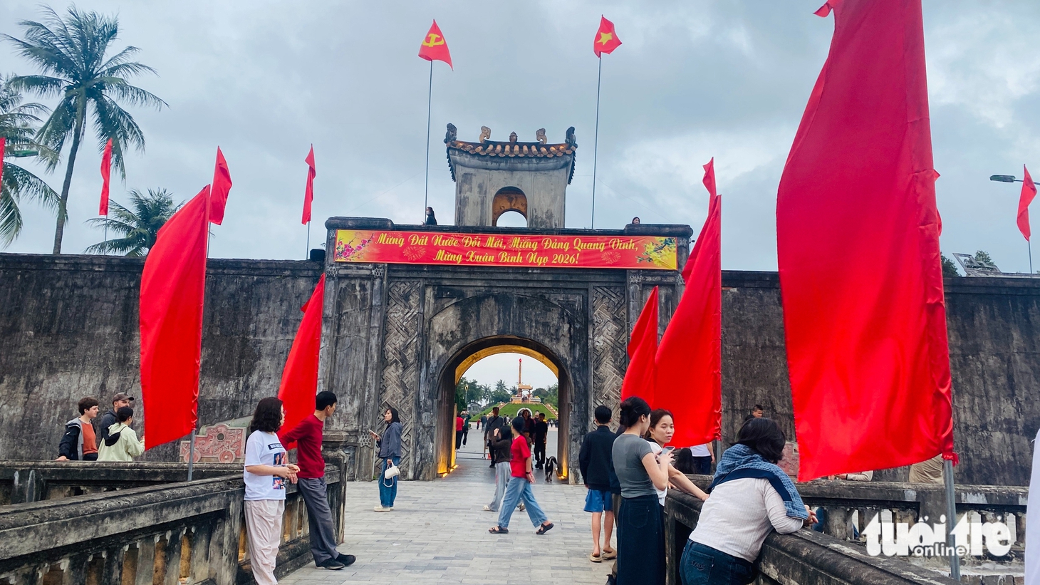 'Du lịch ký ức' đầu xuân: Người dân tìm về Thành cổ Quảng Trị đông cả ngày lẫn đêm - Ảnh 1.
