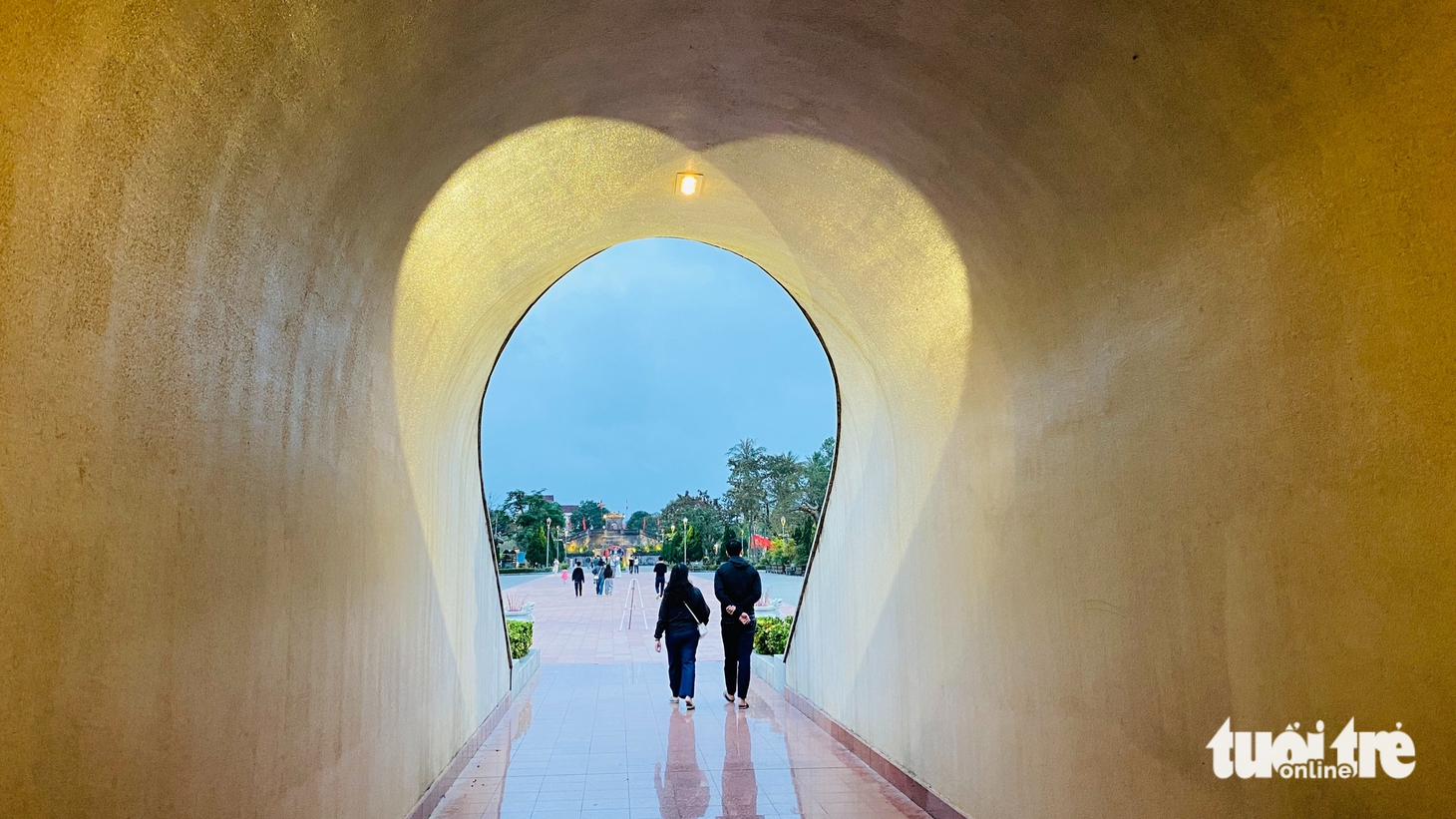'Du lịch ký ức' đầu xuân: Người dân tìm về Thành cổ Quảng Trị đông cả ngày lẫn đêm - Ảnh 4.