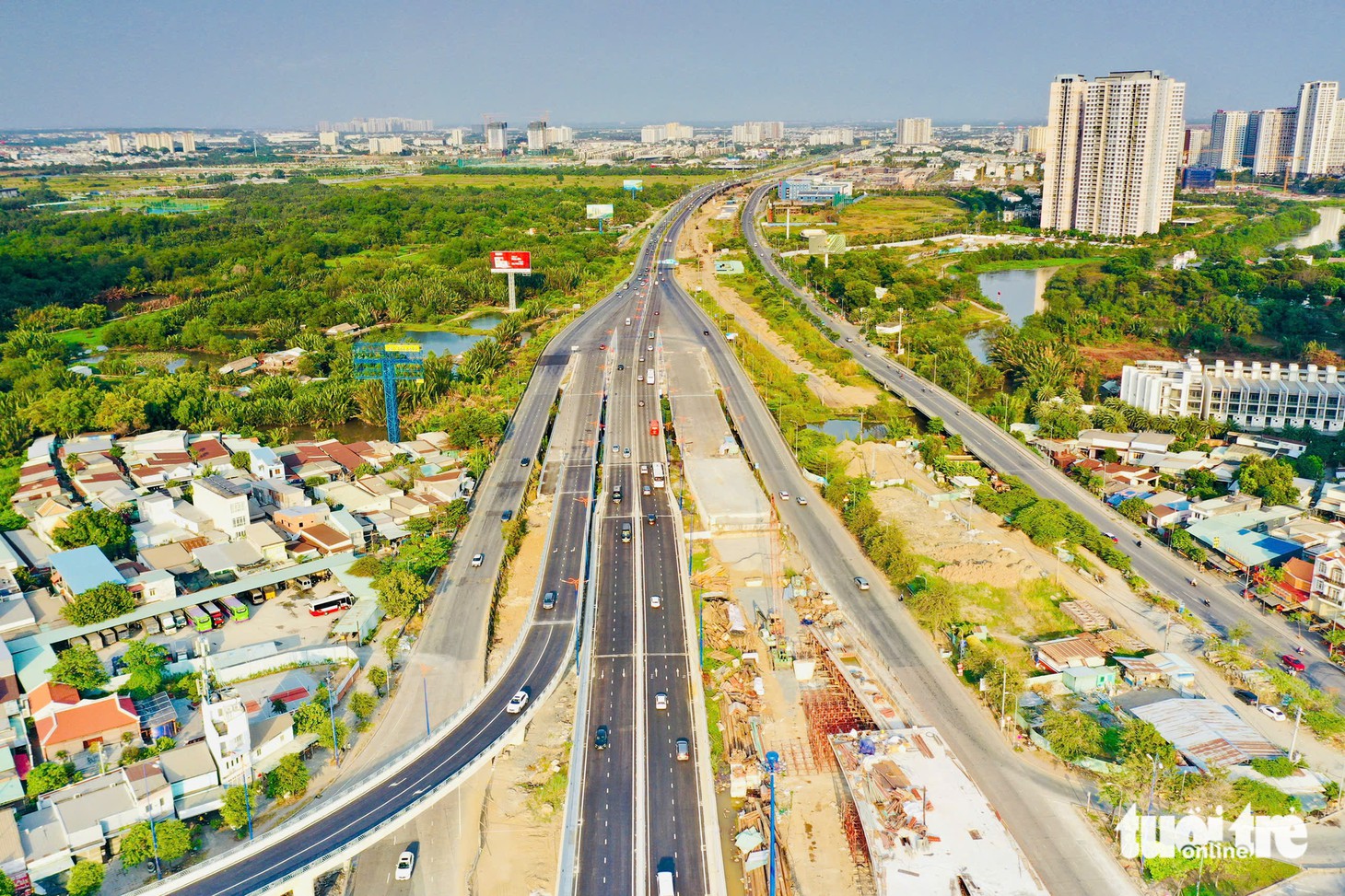 Người dân lỉnh kỉnh đồ đạc trên xe trở lại TP.HCM sau kỳ nghỉ Tết - Ảnh 15.