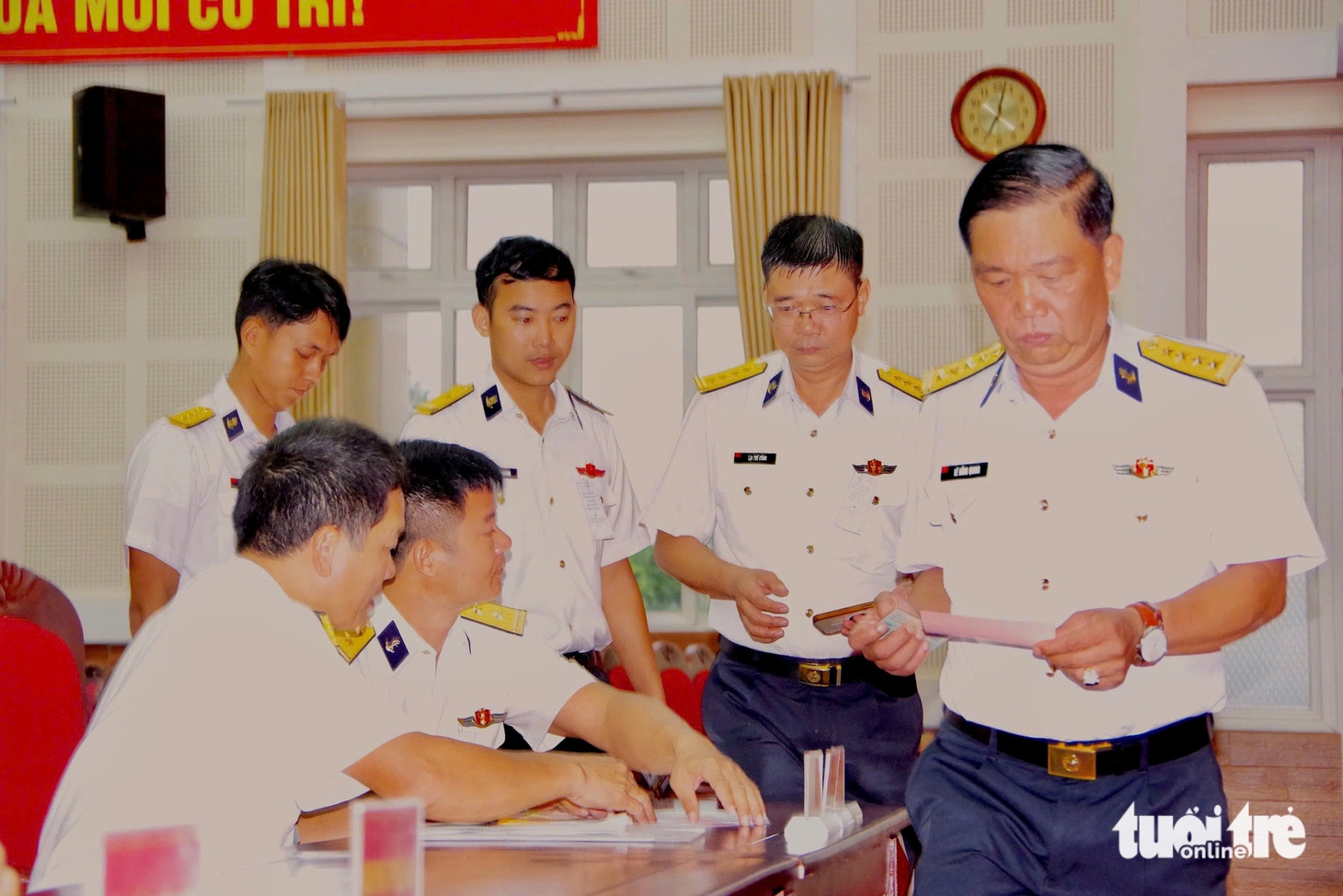 Chiến sĩ Vùng 2 Hải quân bỏ phiếu sớm tại TP.HCM, lên tàu Trường Sa đi làm nhiệm vụ - Ảnh 3.