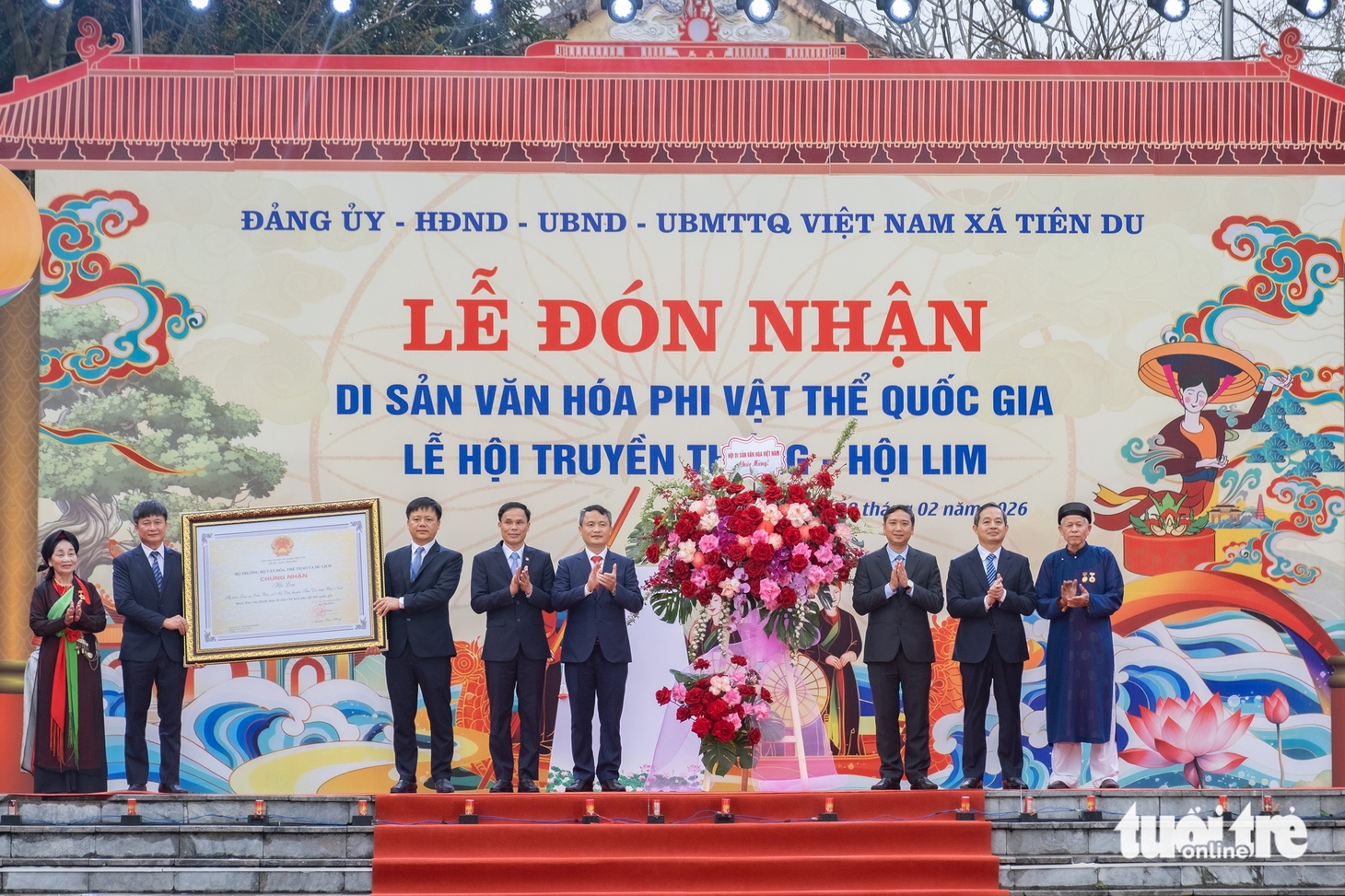 Hội Lim nhận bằng di sản quốc gia, bé 3 tuổi rưỡi hát quan họ 'đốn tim' du khách - Ảnh 7.
