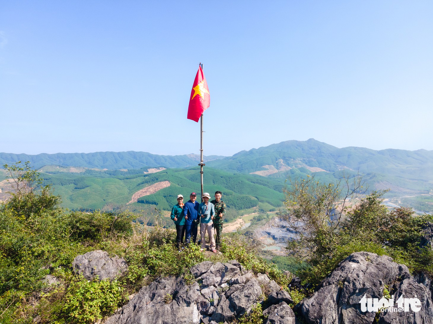Ngắm Đường 9 mùa xuân về từ cứ điểm Rockpile - Ảnh 1.