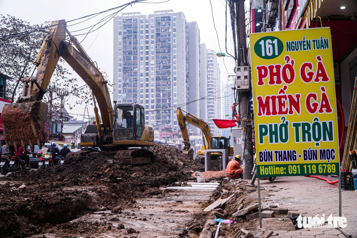 Dân Hà Nội 'kêu trời' vì con đường thi công ì ạch, bụi bay mù mịt, lật tung vỉa dịp cận Tết - Ảnh 3.