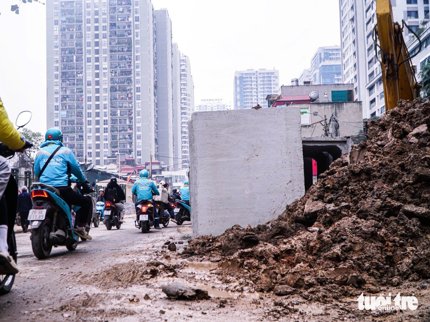 Dân Hà Nội 'kêu trời' vì con đường thi công ì ạch, bụi bặm, lật tung vỉa hè dịp cận Tết - Ảnh 5.
