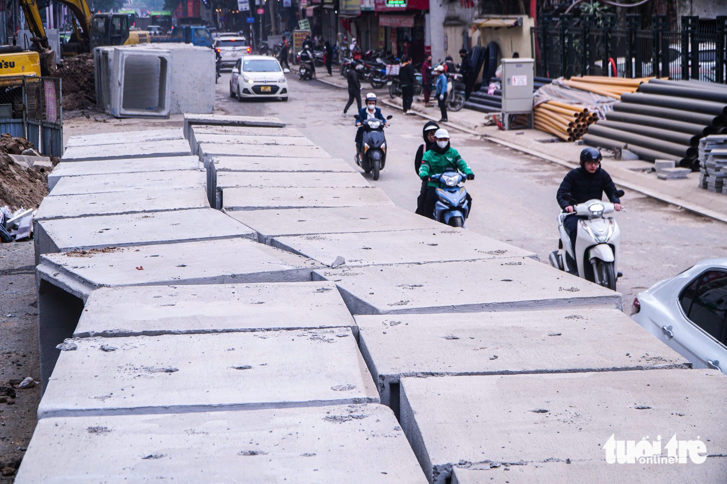 Dân Hà Nội 'kêu trời' vì con đường thi công ì ạch, bụi bặm, lật tung vỉa hè dịp cận Tết - Ảnh 12.